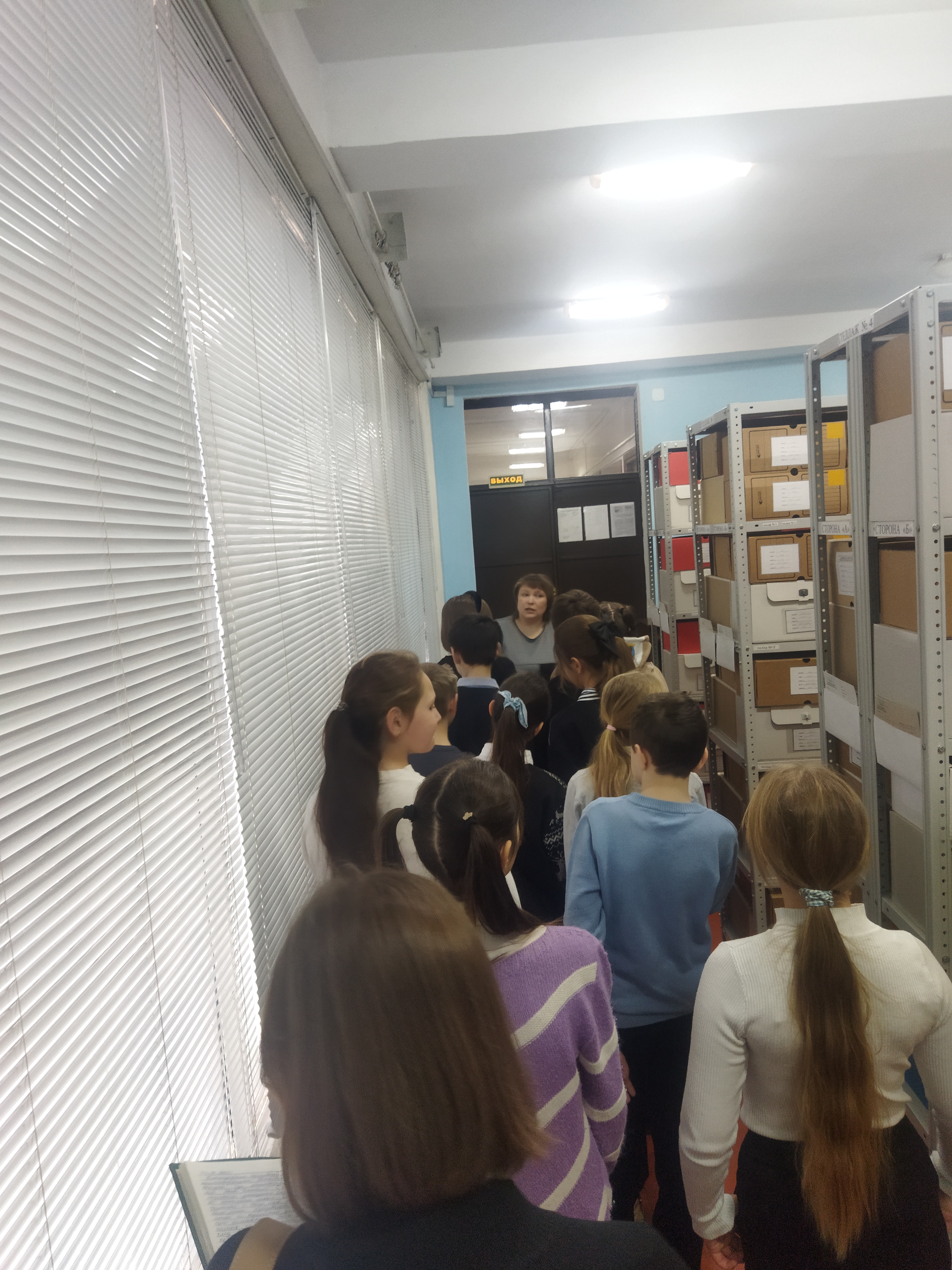 Для школьников организовали экскурсию по архиву Петровского округа.
