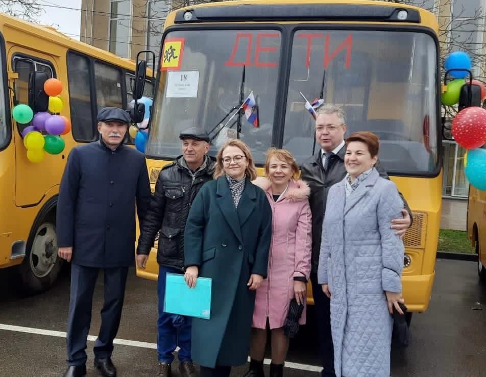 Ключи от новенького автобуса В.Владимиров передал петровчанам.