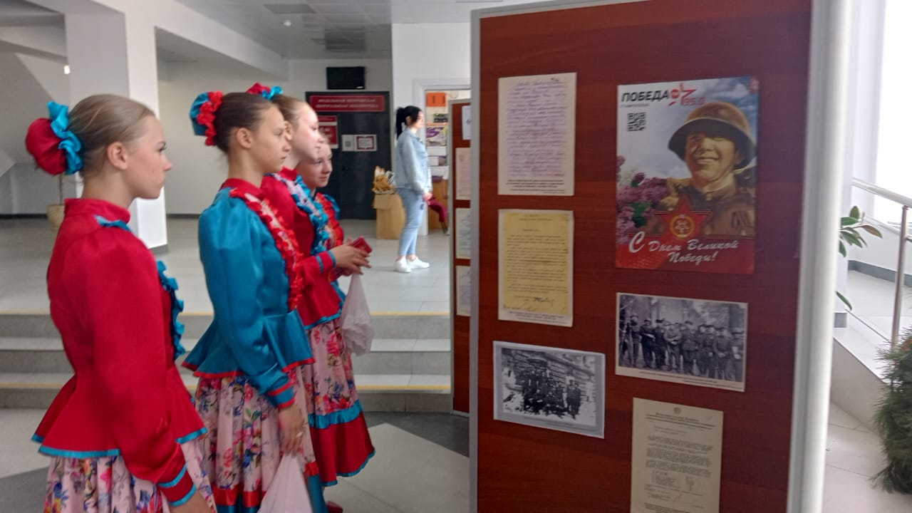 Сотрудники архивного отдела администрации Петровского округа организовали в Центральном ДК выставку «Не смолкнет слава тех великих лет».