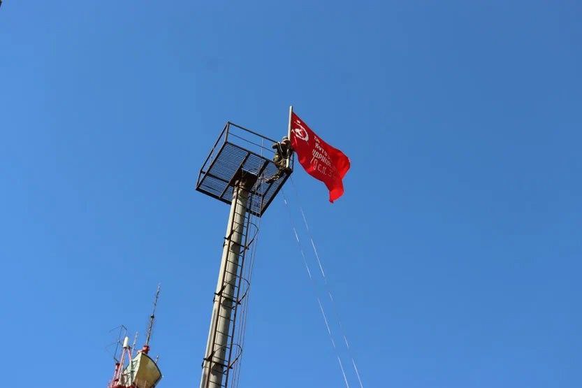 На горе Куцай в Светлограде установили Знамя Победы.