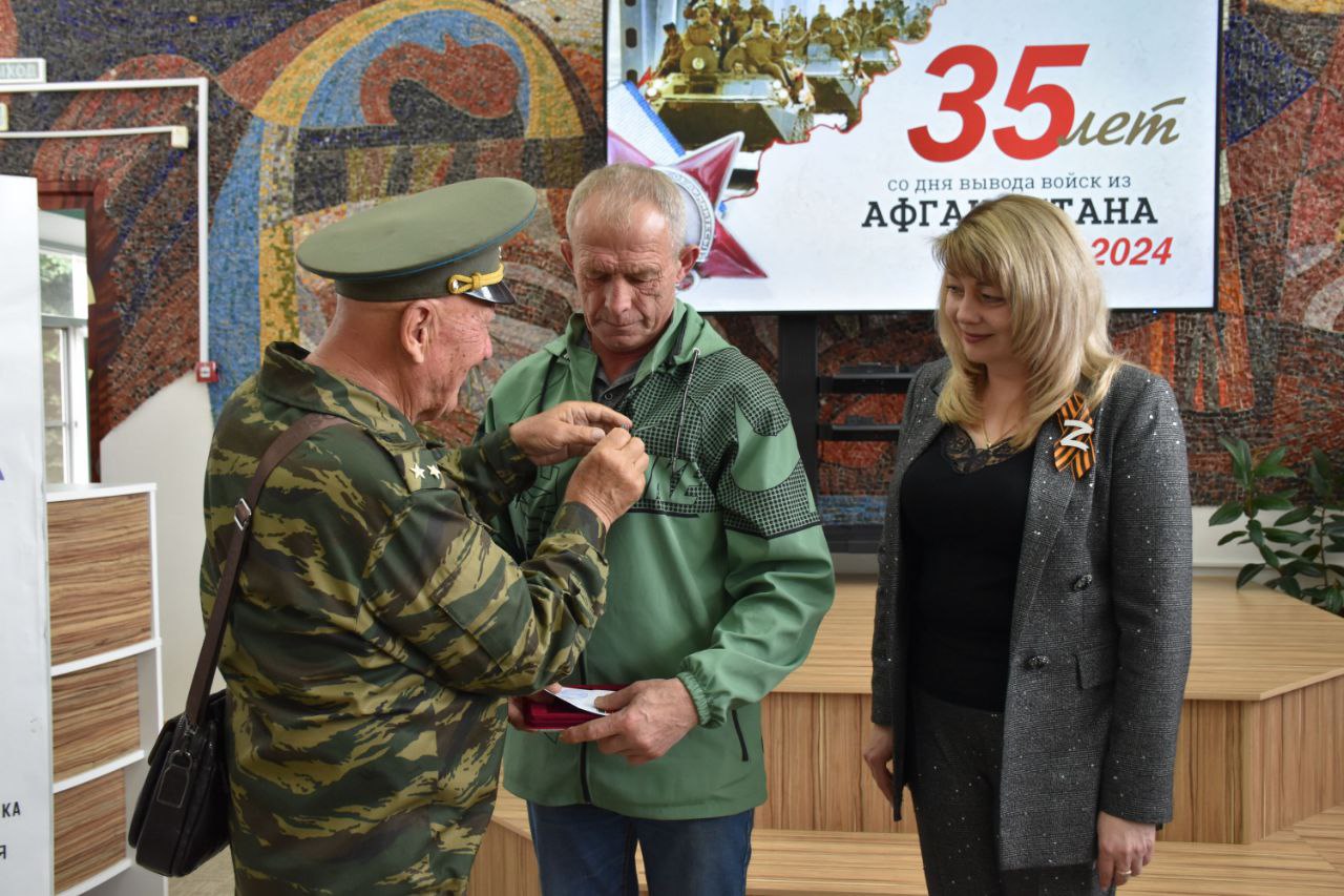 Воинам-интернационалистам вручили памятные медали «35 лет вывода советских войск из Афганистана».