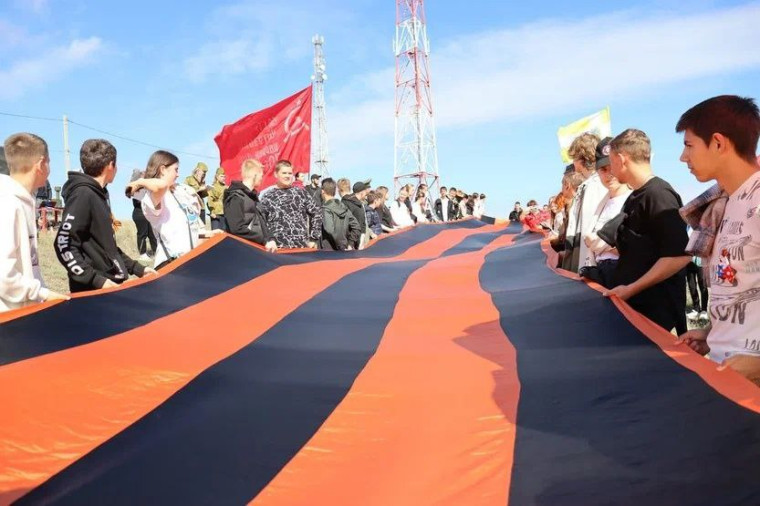 На горе Куцай в Светлограде установили Знамя Победы.