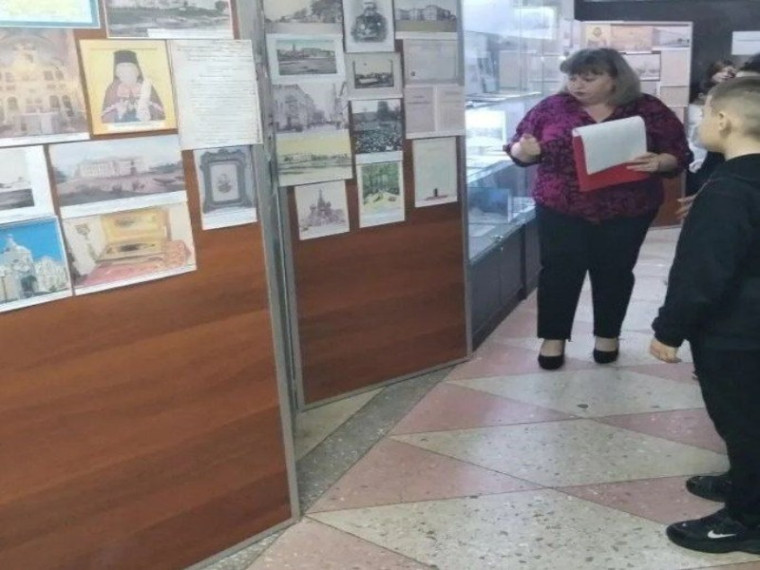 Сегодня ребята из школы № 4 города Светлограда стали гостями нашей выставки.
